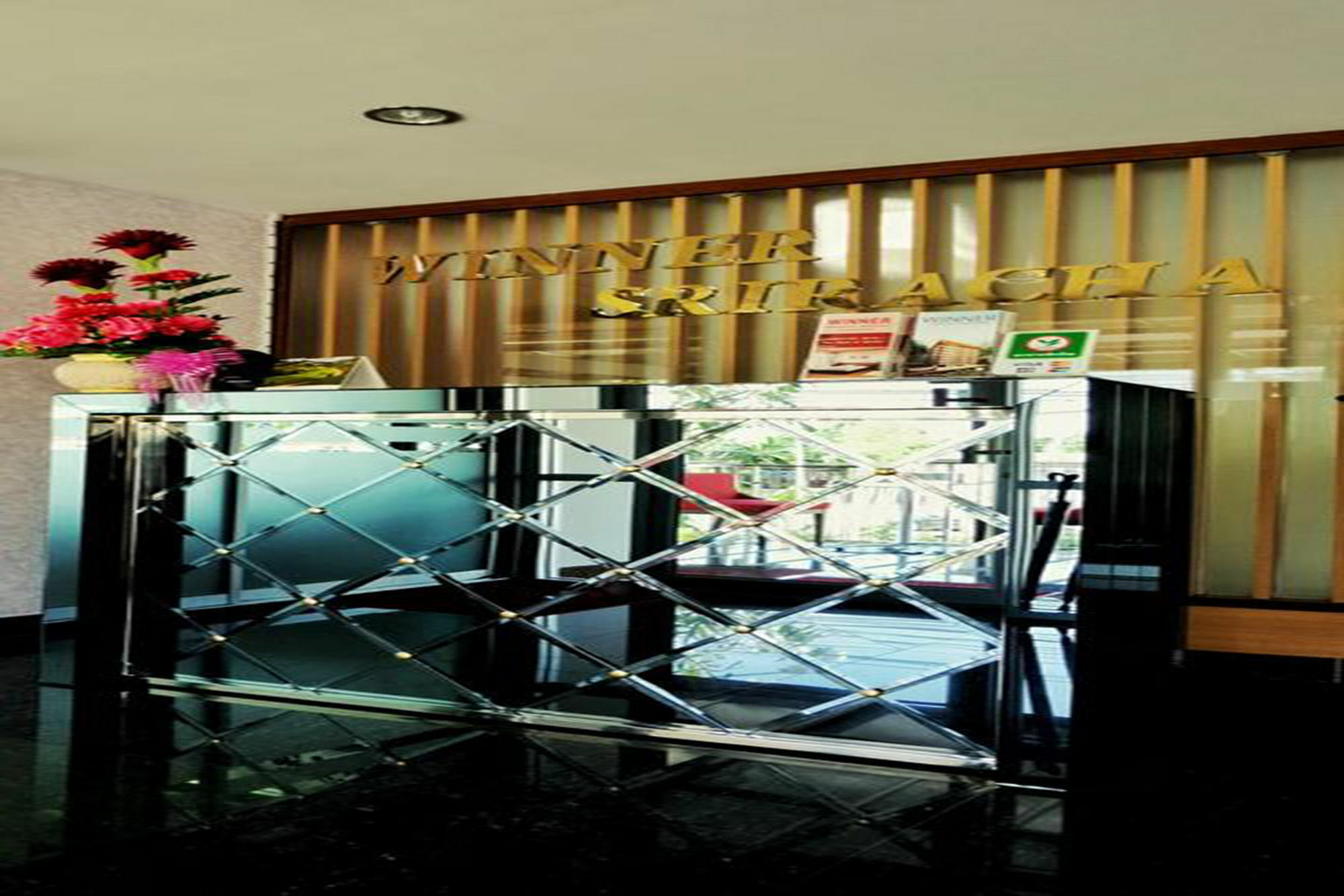 Winner Sriracha Serviced Apartment Si Racha Esterno foto